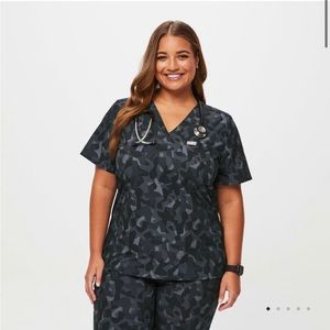 FIGS Catarina Scrub Top in Camp Bonsai, Brand NEW, size XXS